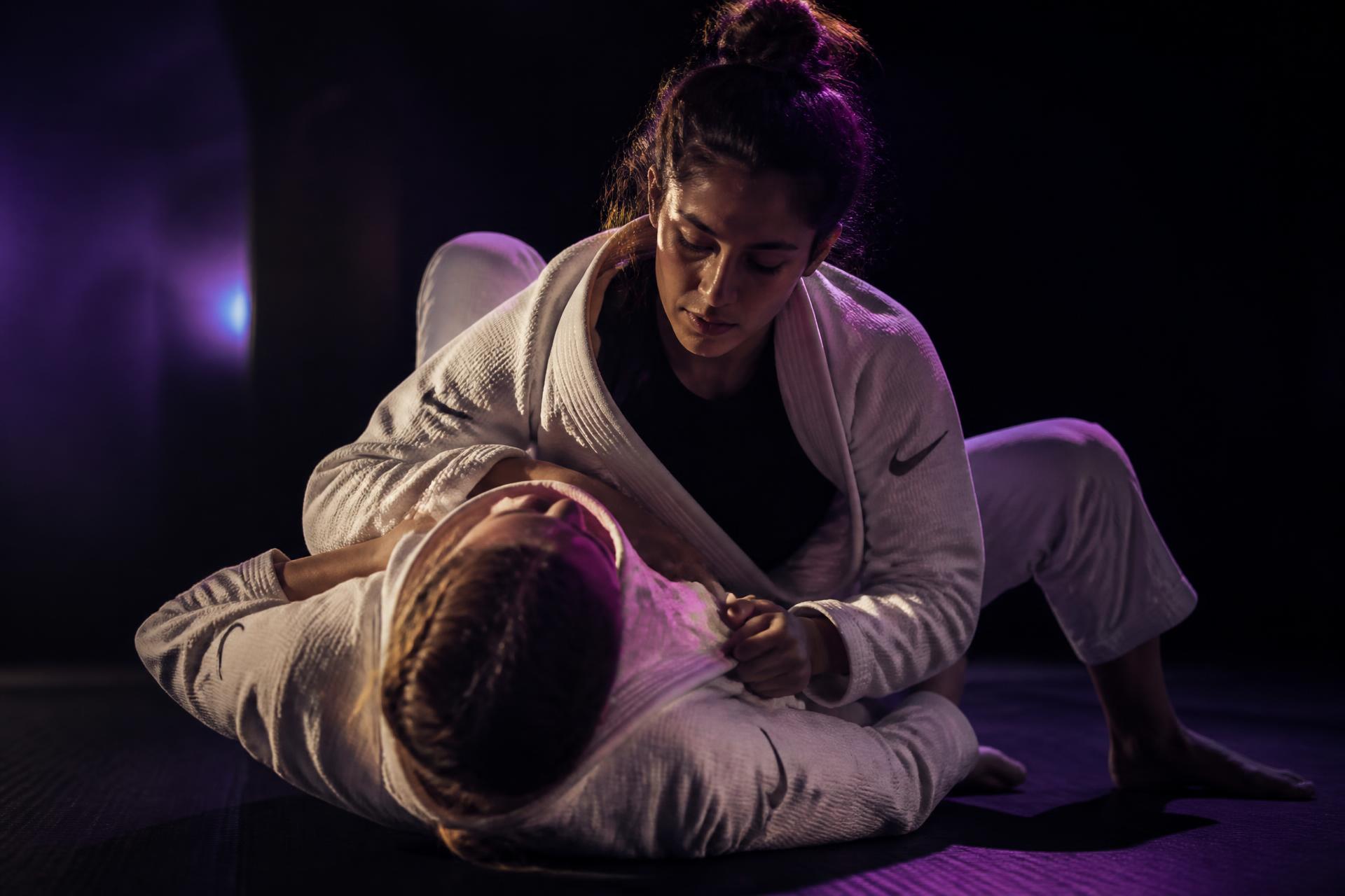 Mulheres treinando Jiu-Jitsu em ambiente cinematográfico